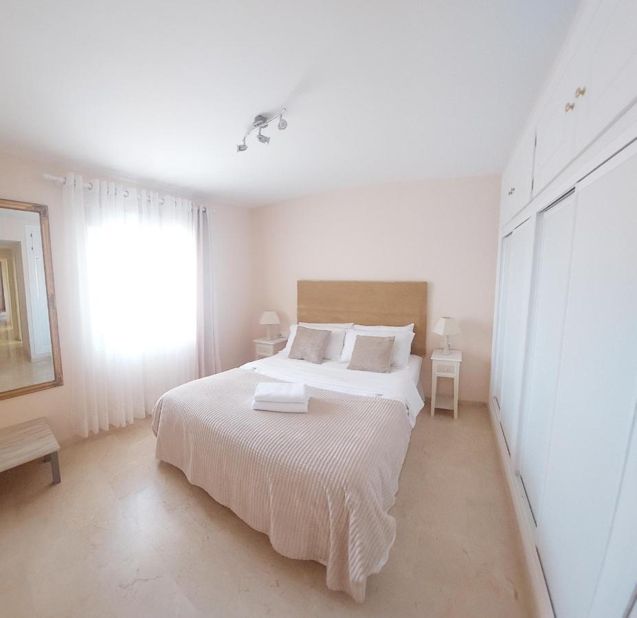 Apartment Luxurious 2 Bedroom 2 Bathroom Near