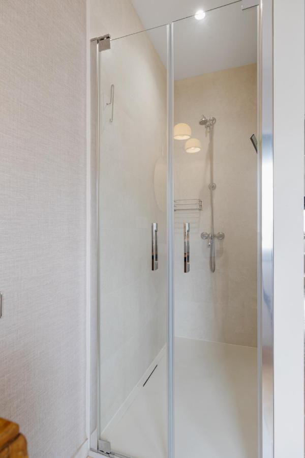 Soho 2 Bedrooms Next To The Apartment *