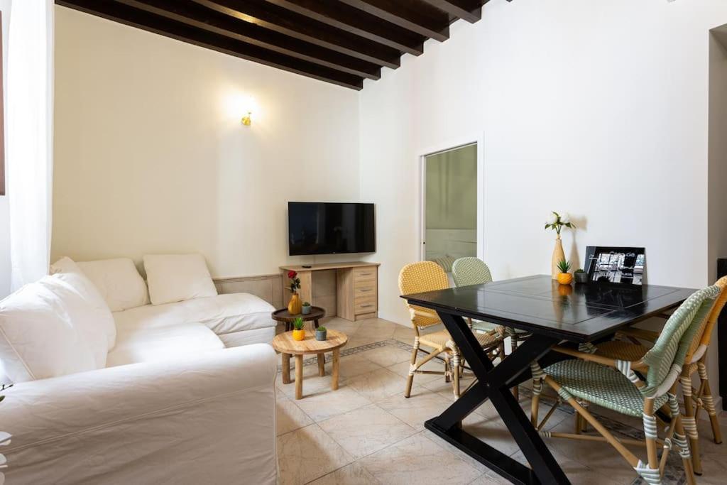 Apartment 1. Casa De Alma. In Historic House *