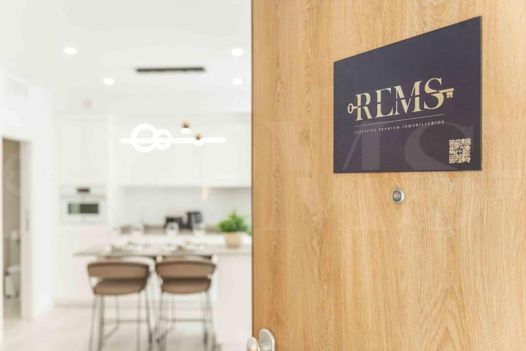 Tranquil & Bright With Parking By Rems
