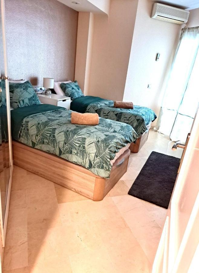 Beautiful 2 Bed With Pool And Golf Views *