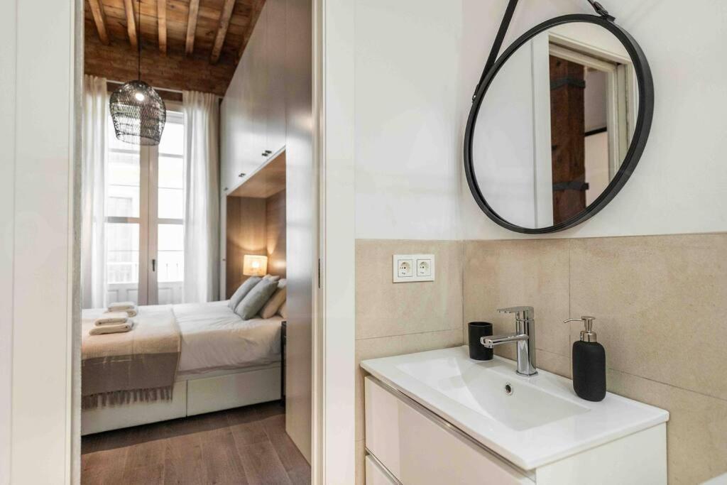 Eclectic & Elegant By Rems Apartment