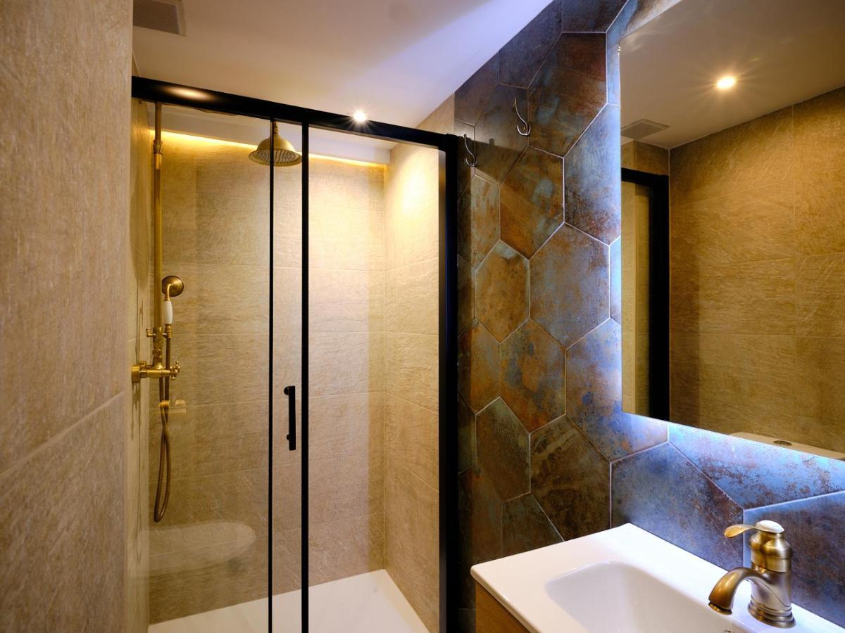 Leo Home- Bright & Centric 3 Bedrooms With Private Parking Included Apartment