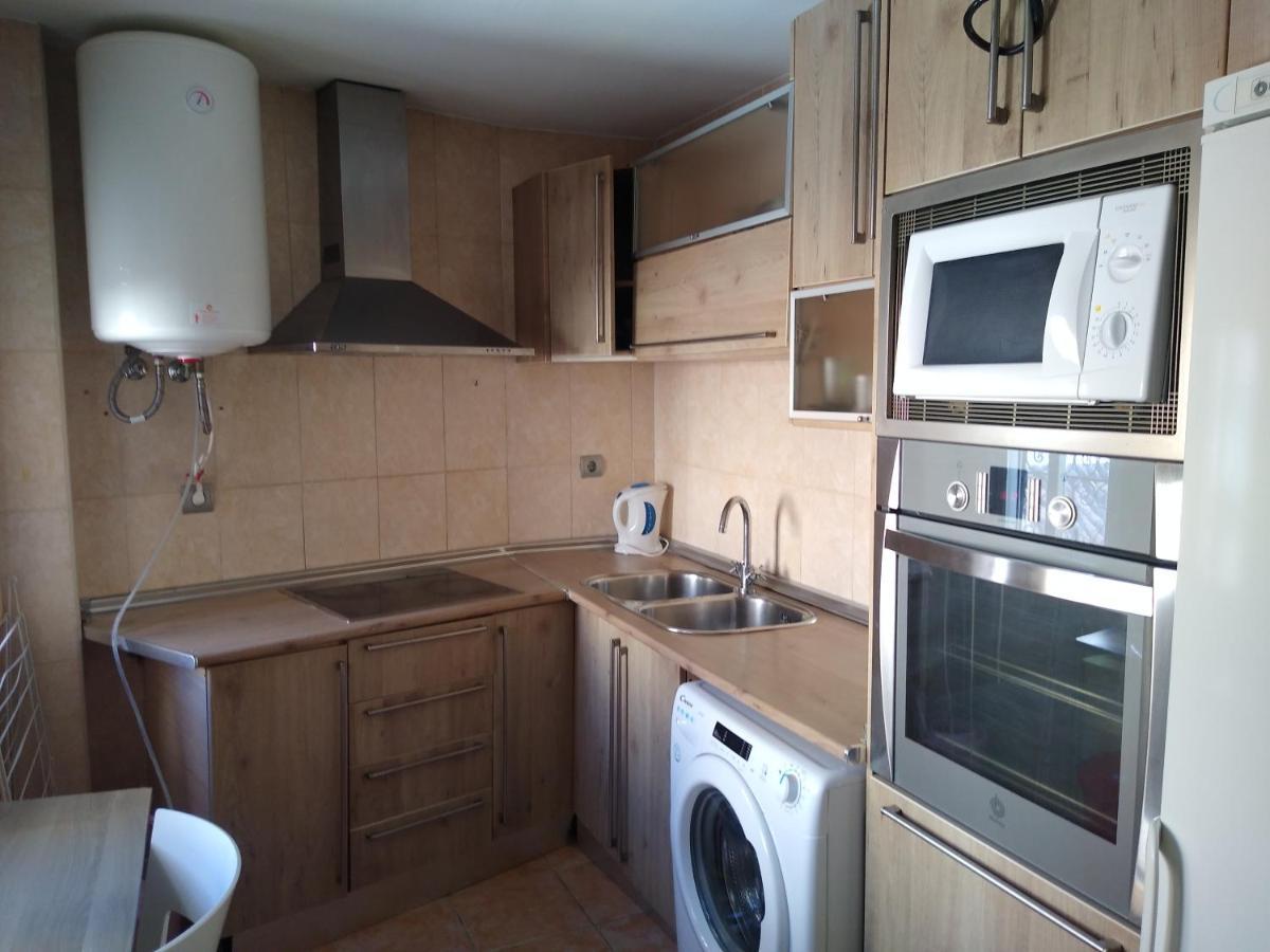 Bright 2 Bedroom Apartment *