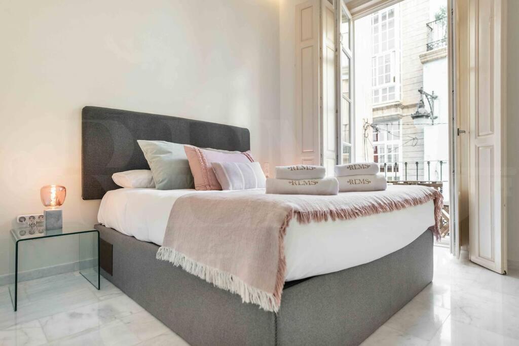 Luxurious In Center With Parking By Rems Apartment *