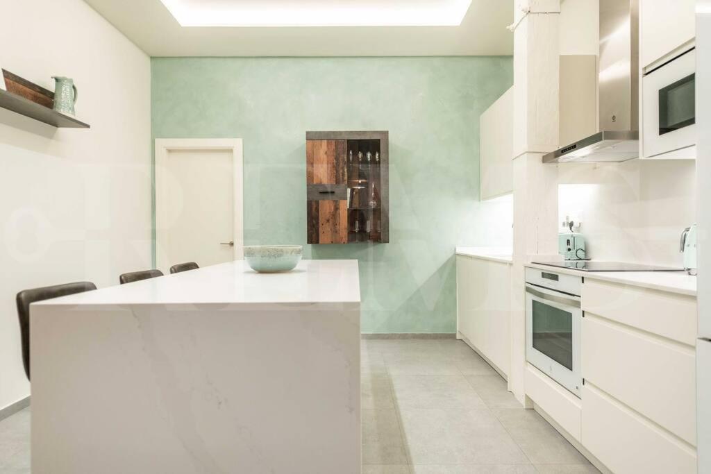 Luxurious In Center With Parking By Rems * Malaga