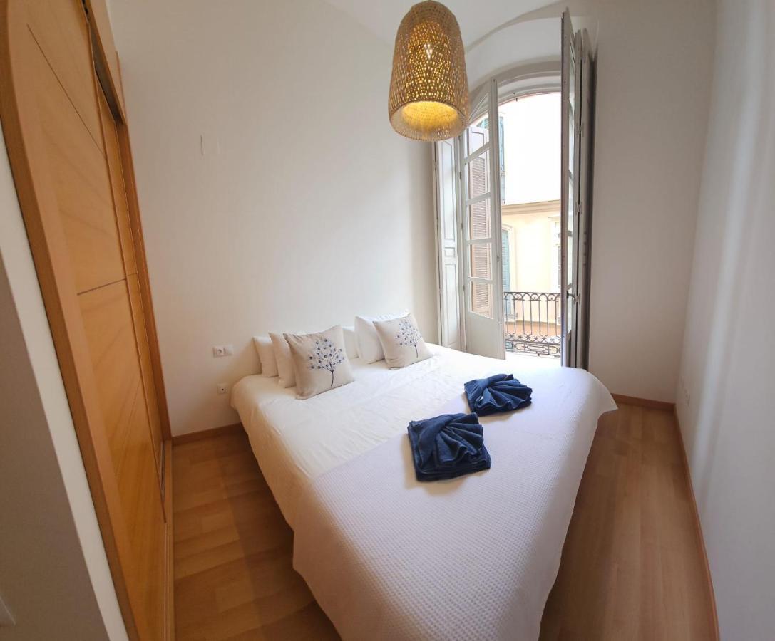 Nino De Guevara's Andalusian Charm: The Essence Of City Center Apartment *
