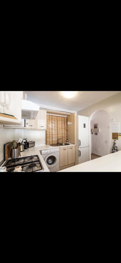 Seaside Serenity: 2br Getaway Apartment Málaga