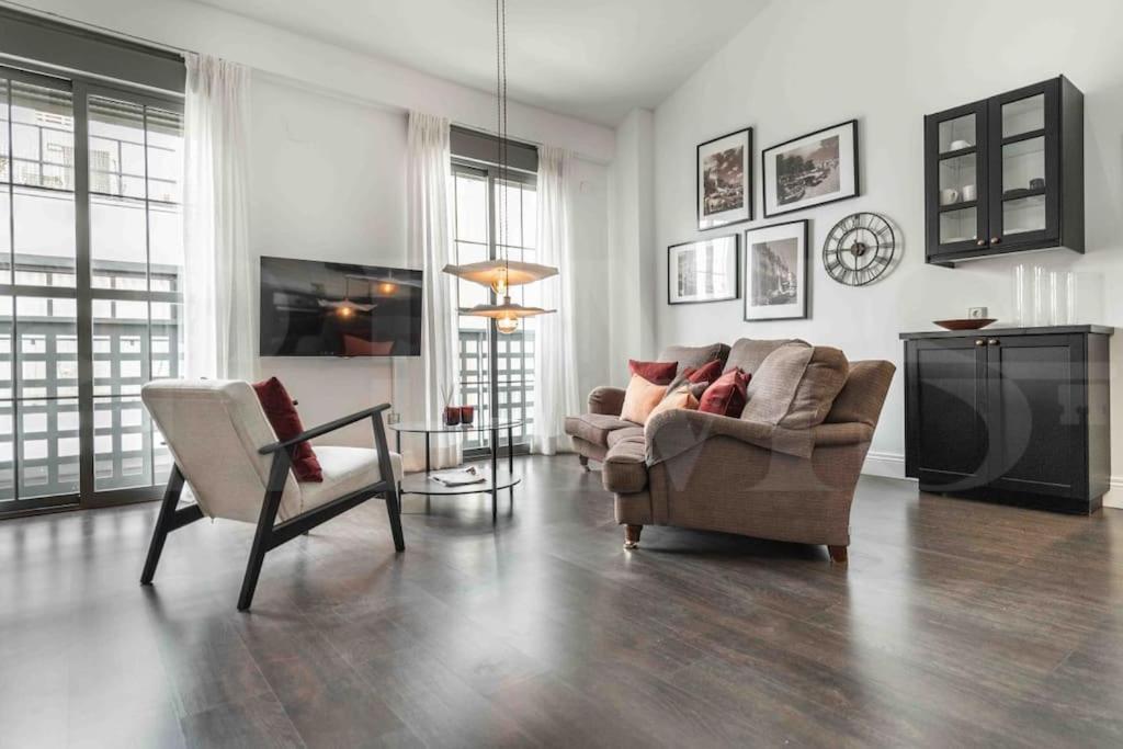 Bright Spacious Duplex With Terrace By Rems