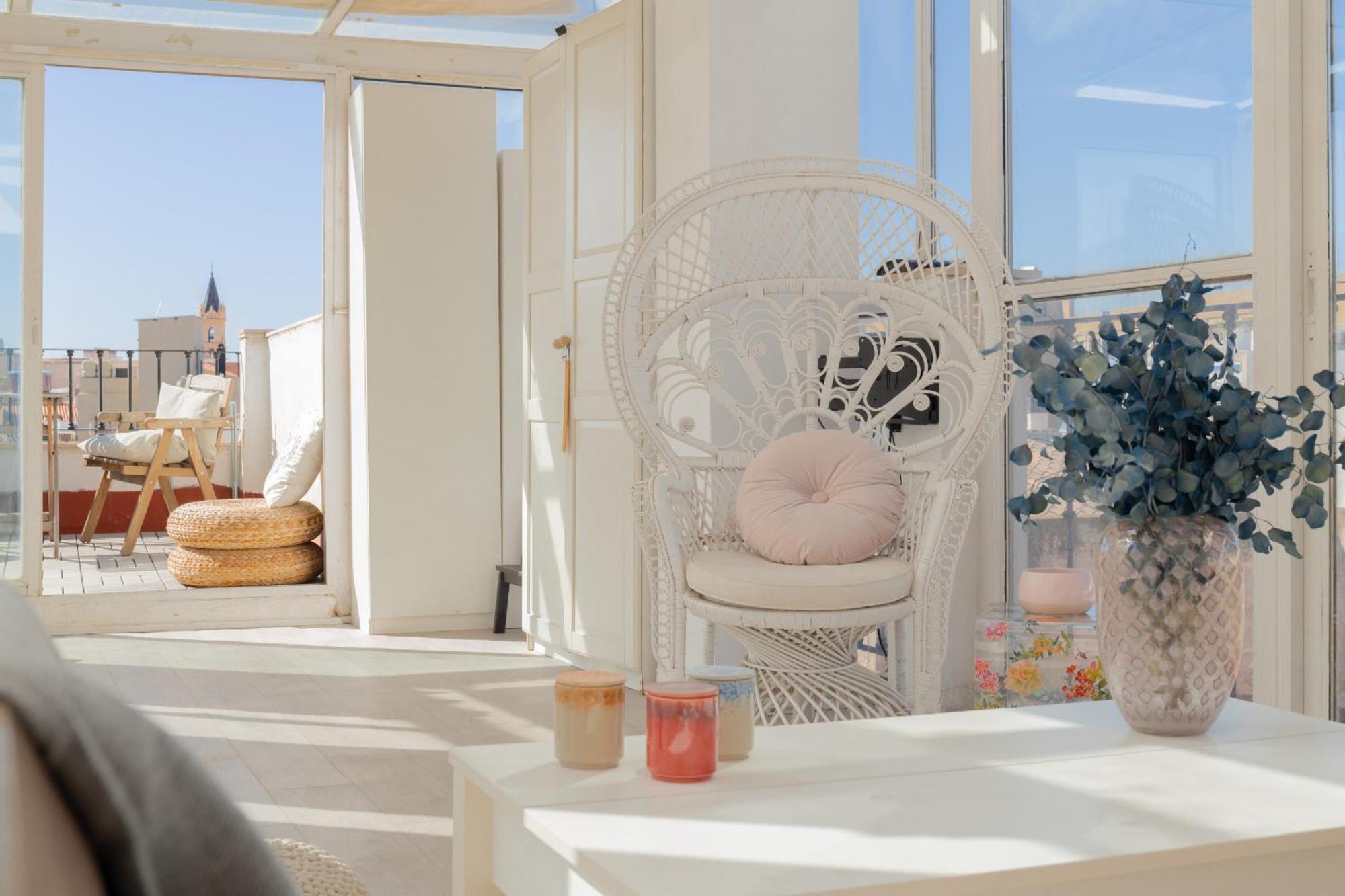 C44 Cute Penthouse Center Apartment