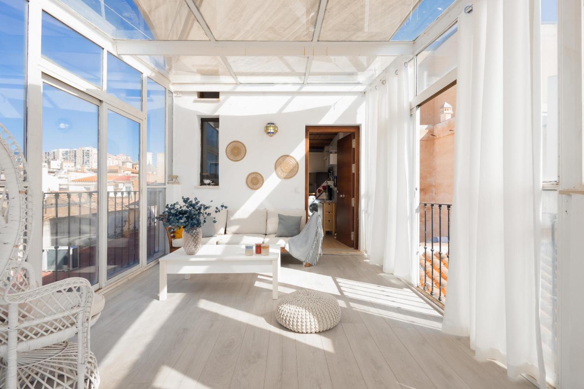 C44 Cute Penthouse Center Apartment