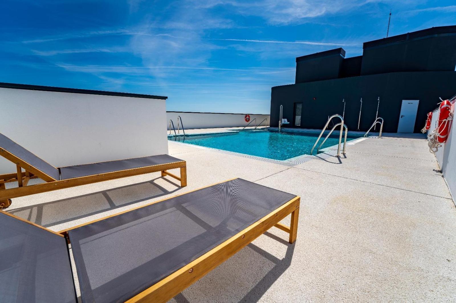 Skyline 4 Pool & Parking Free Vakantiehuis *