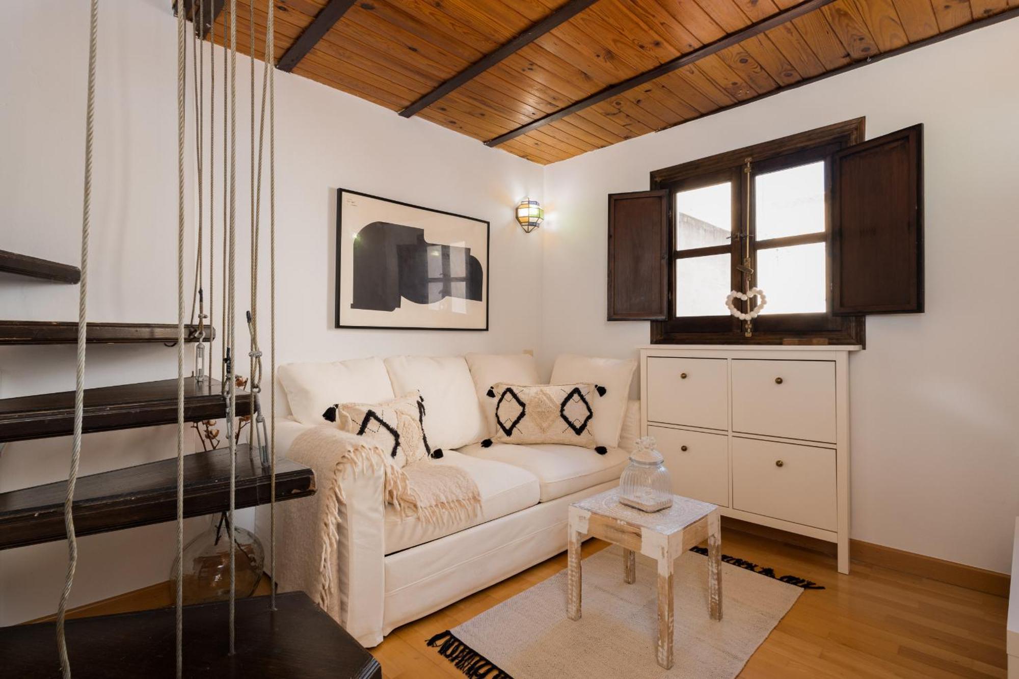 C44 Cute Penthouse Center