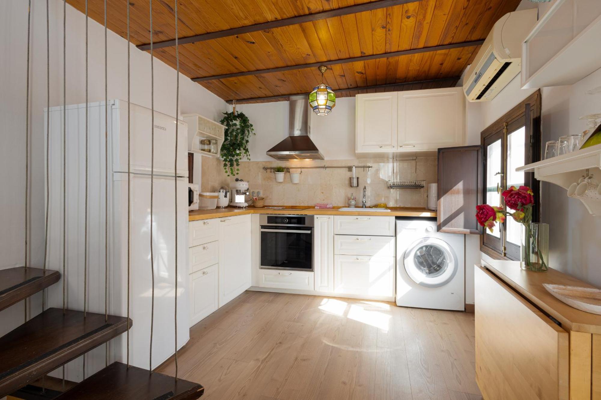 C44 Cute Penthouse Center *