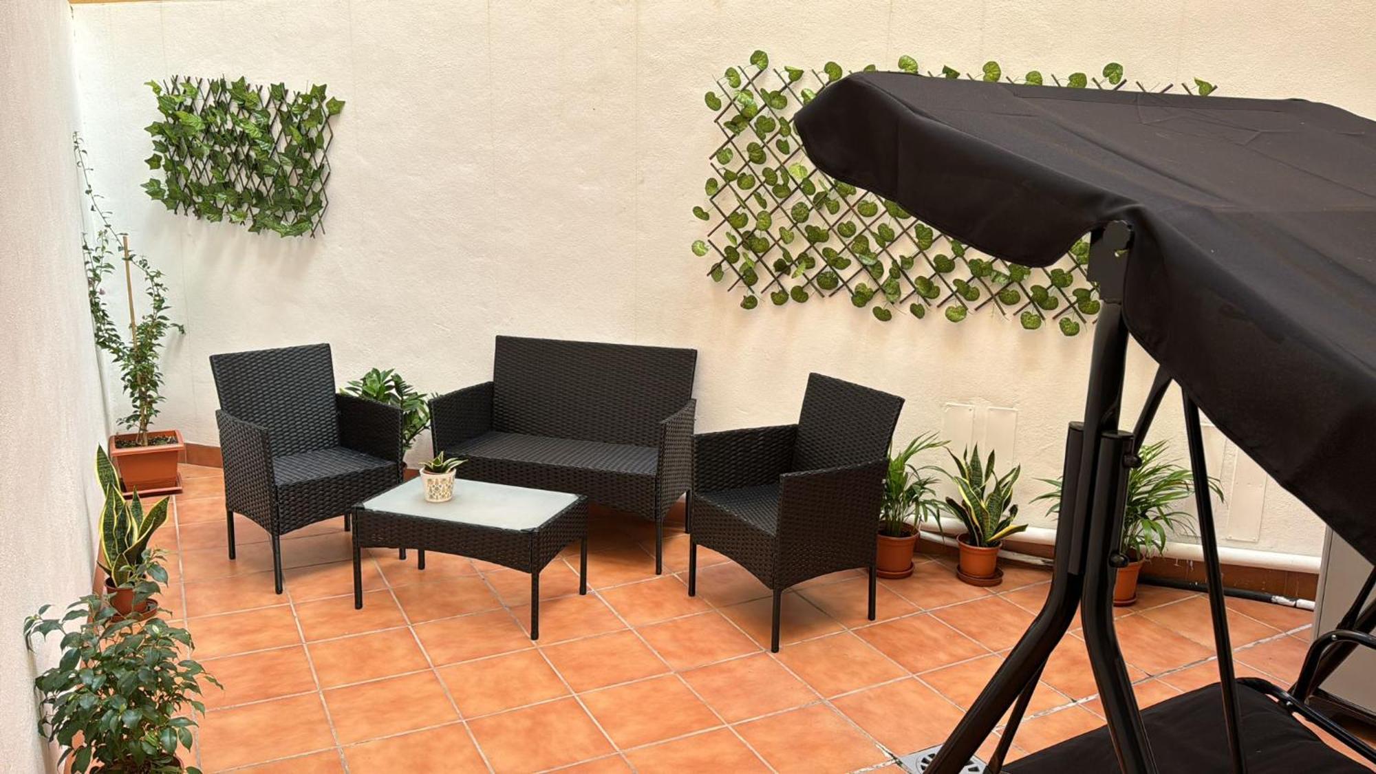 Relaxing With Lovely Patio Apartment *