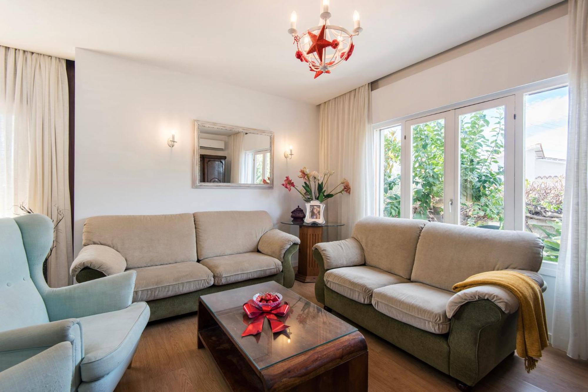 Queen Of The Ocean Villa: Stately Style House With Pool