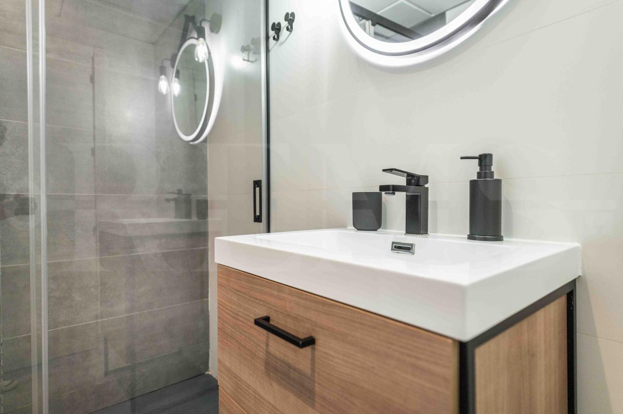 Modern With Private Rooftop Terrace By Rems Apartment