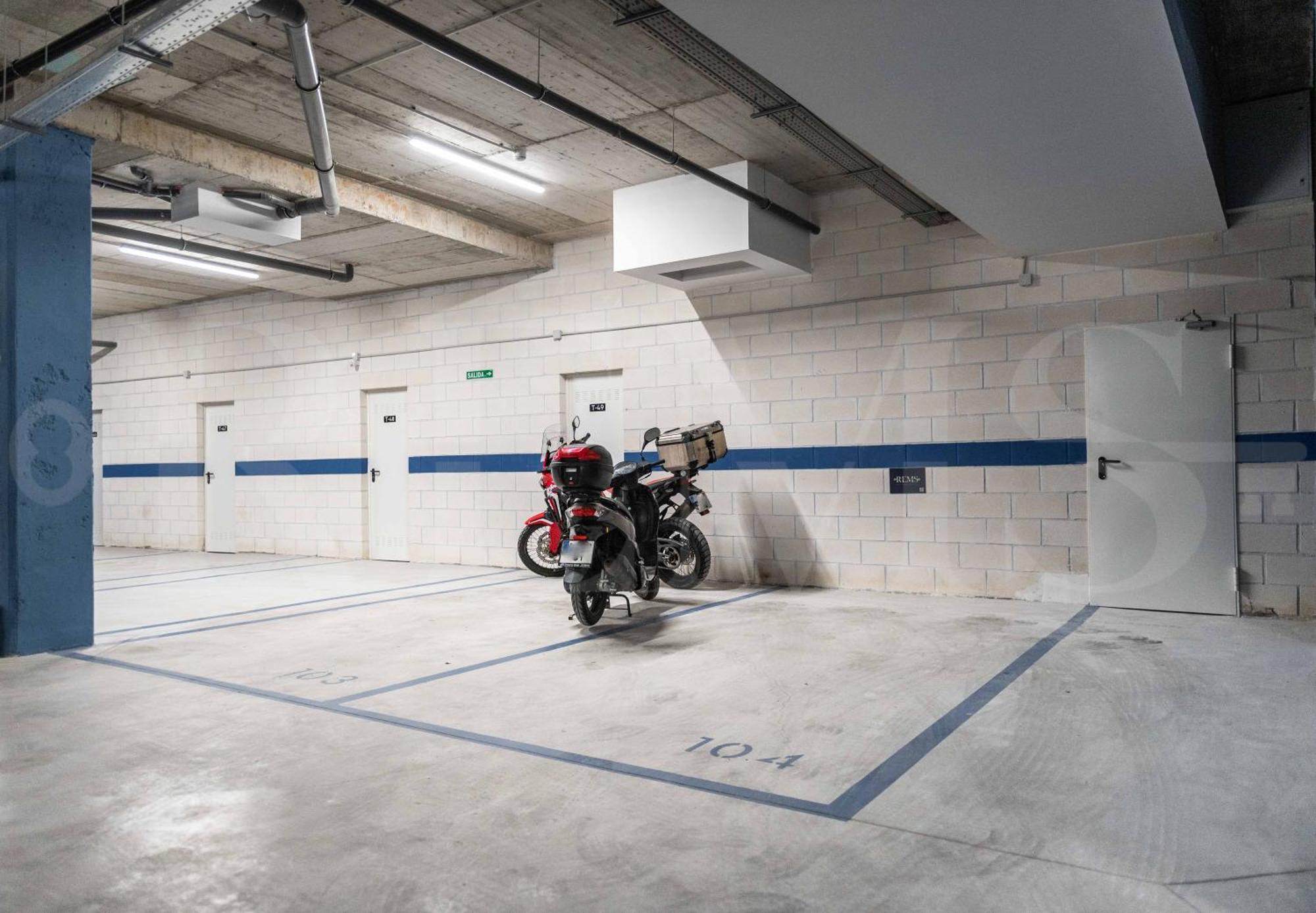 With Parking, Gym & Terrace By Rems Apartment