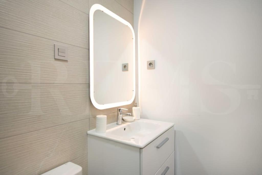 Apartment Fresh & Stylish With Parking By Rems