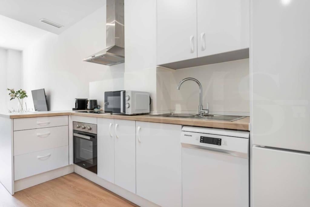 Apartment Fresh & Stylish With Parking By Rems *