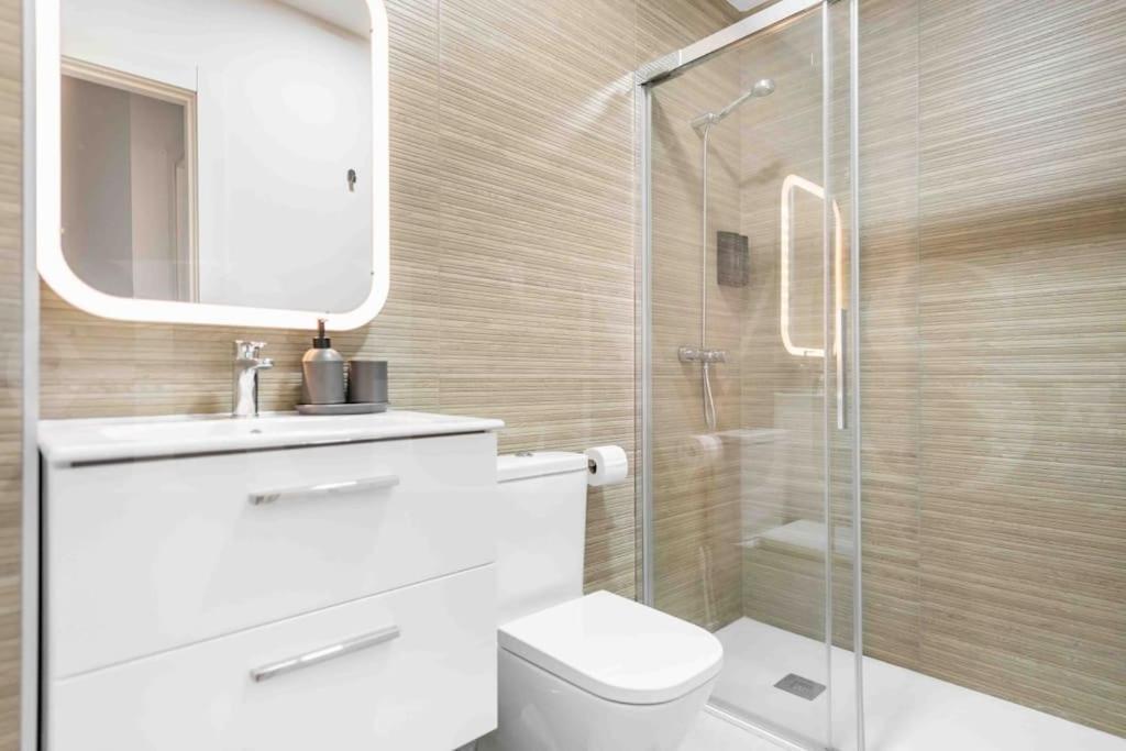 Apartment Fresh & Stylish With Parking By Rems