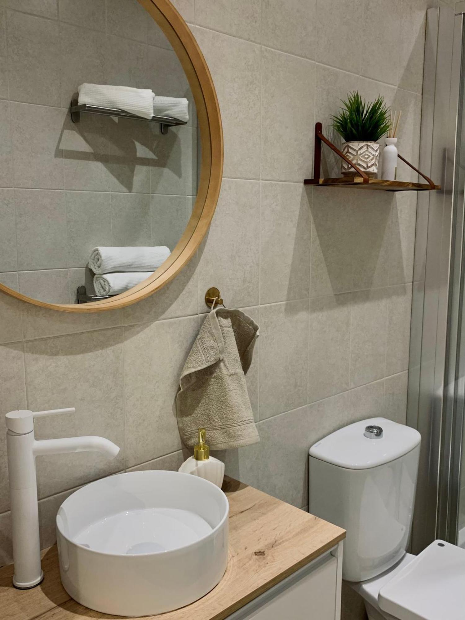 Nieuw - Kleurrijke Met Frans Balkon Apartment