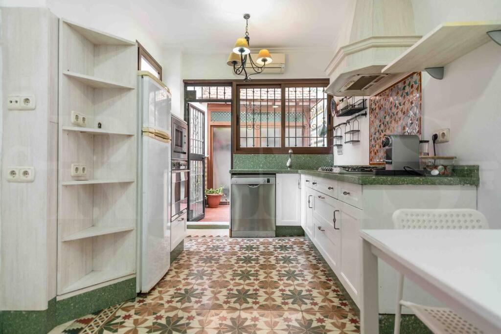 Charming With Private Patio By Rems Malaga
