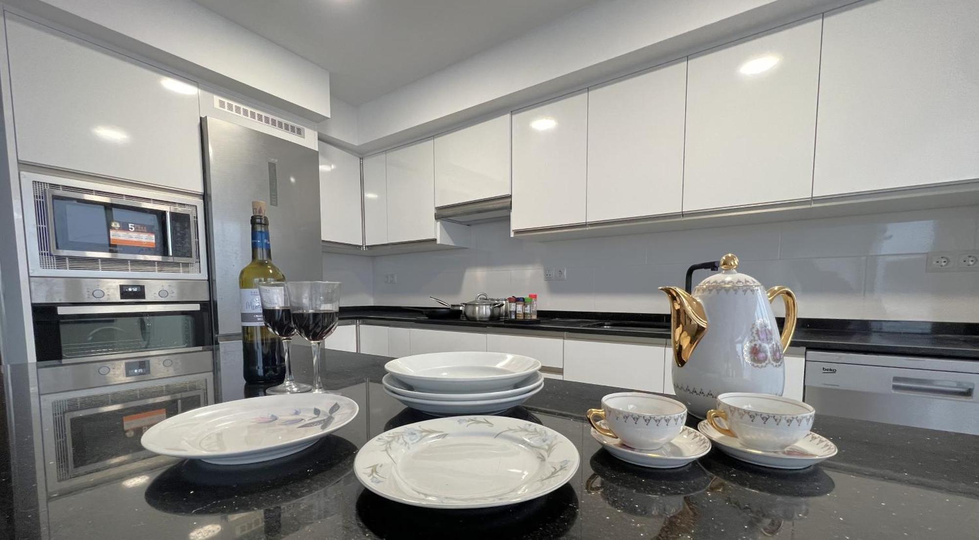 Homestay Rare Find! Skyline View-modern 6 Bed 2 Bath Flat In The Heart Of *
