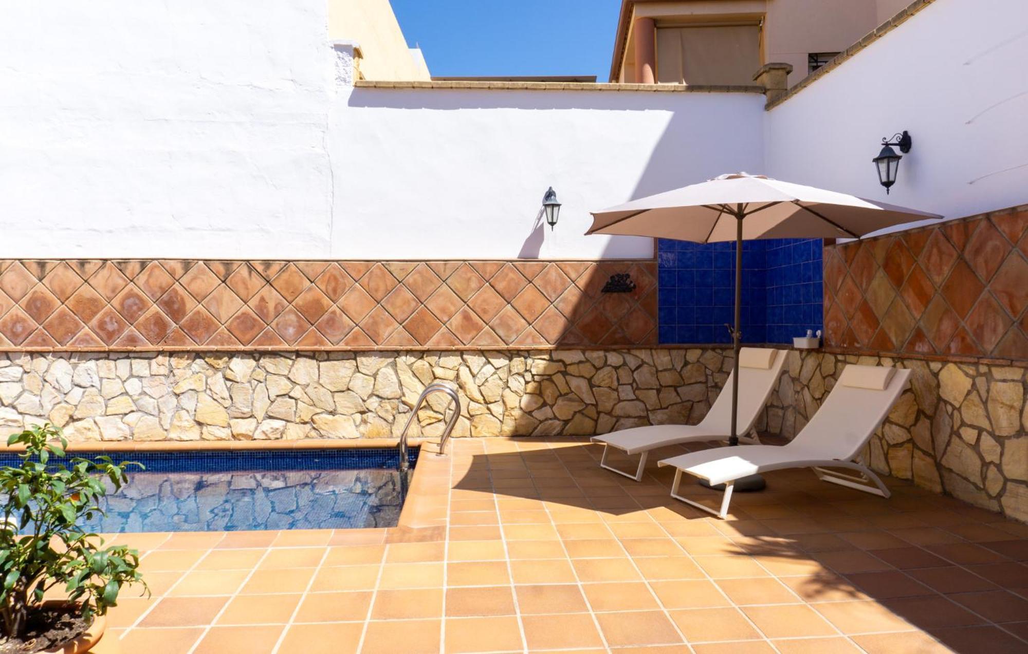 House Pool & Parking Holiday home *