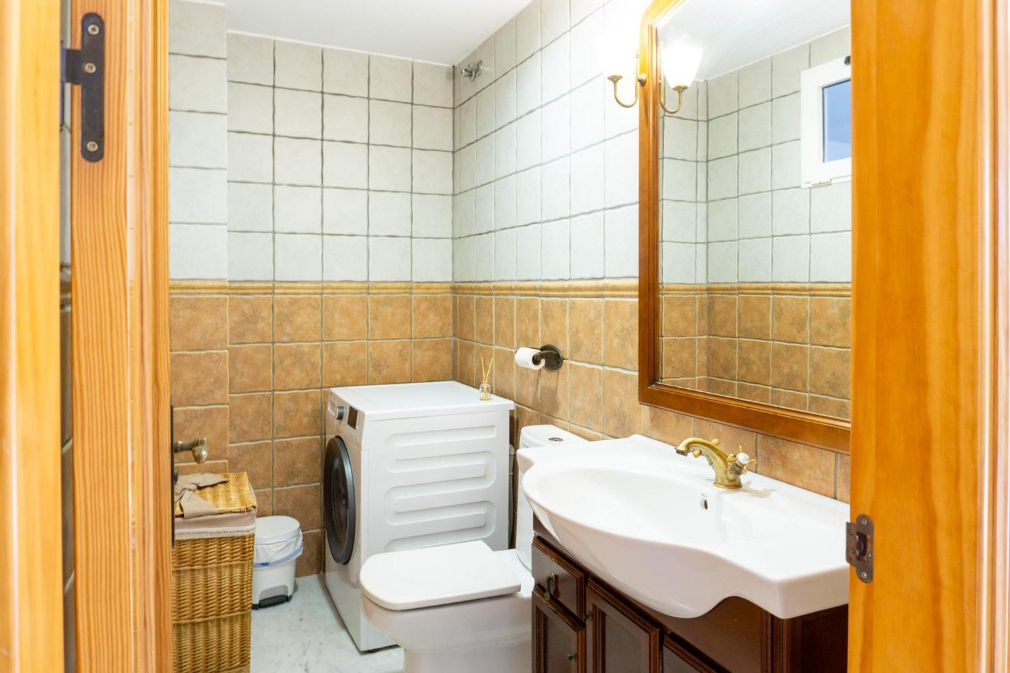 House Pool & Parking Holiday home *