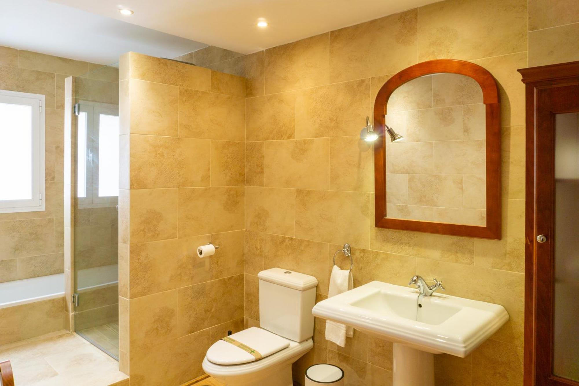 House Pool & Parking Holiday home *