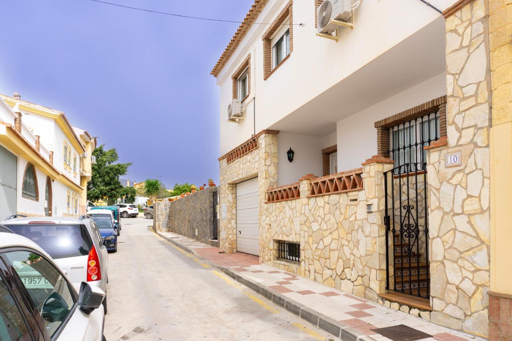 House Pool & Parking Holiday home