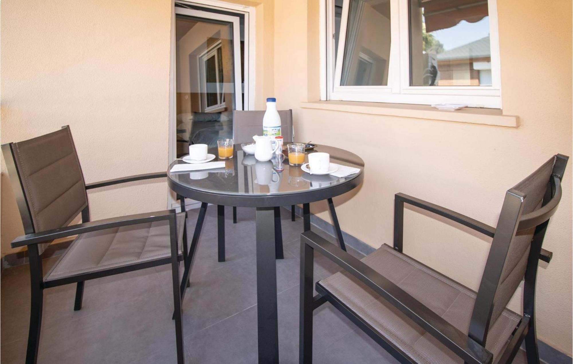 Apartment 4 Bedroom Stunning In