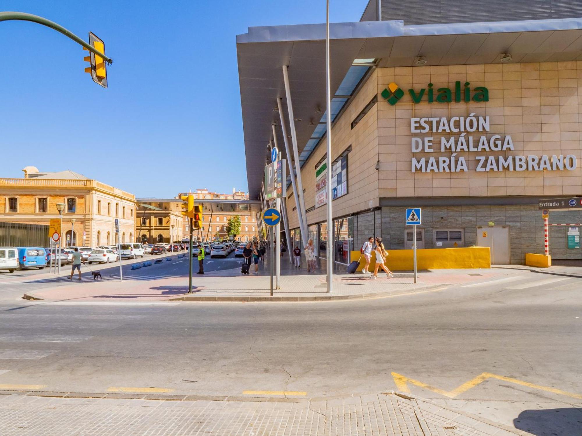 Cubo's La Union Pool & Parking * Malaga