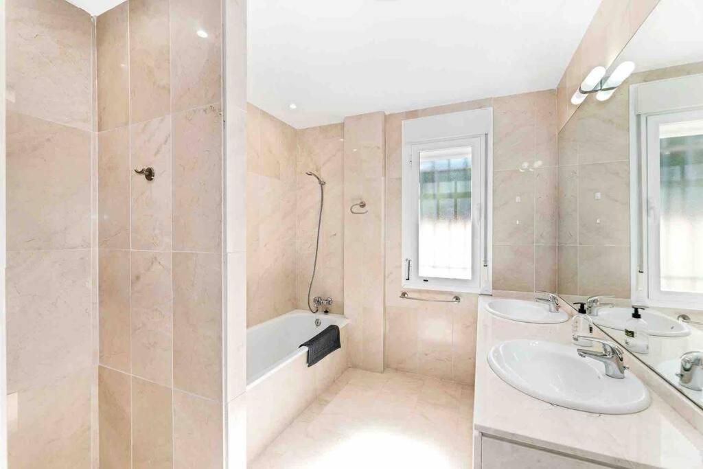 4 Bed Detached Close To Golf & With Shared Pool. Villa Malaga