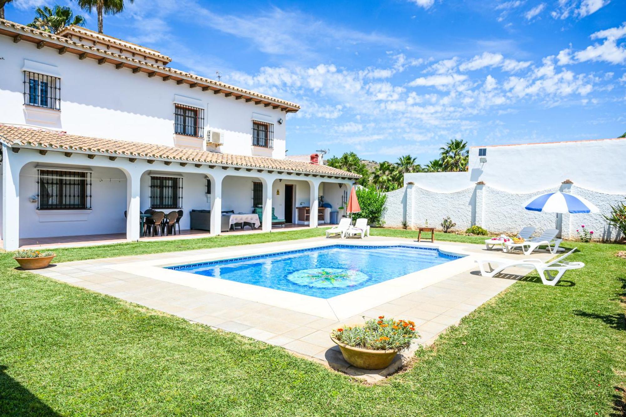 Amplia Con Precioso Jardin Cerca De Capital. Vakantiehuis Málaga