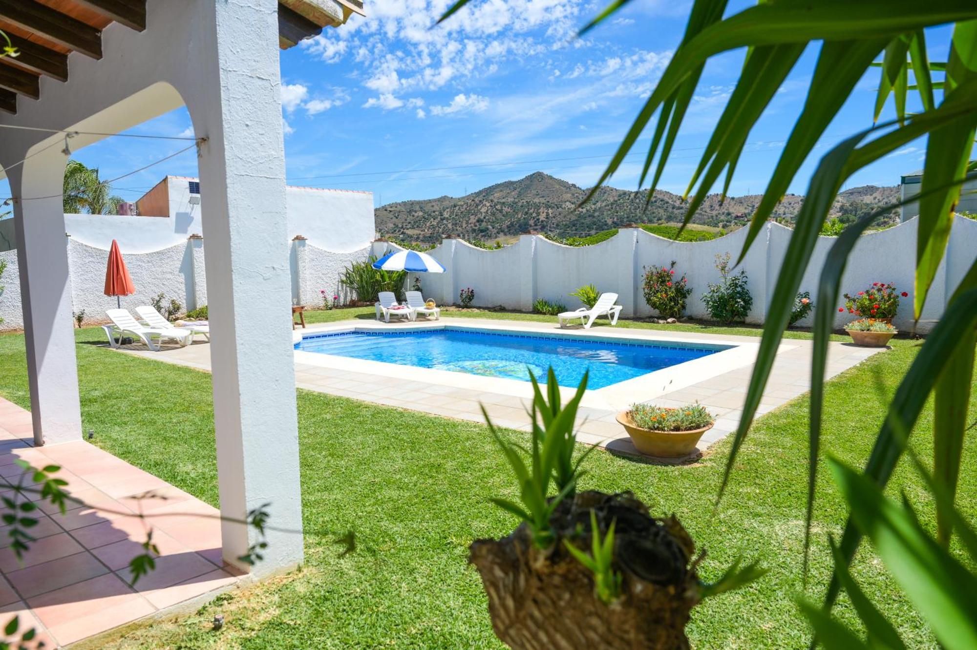 Amplia Con Precioso Jardin Cerca De Capital. Vakantiehuis Málaga