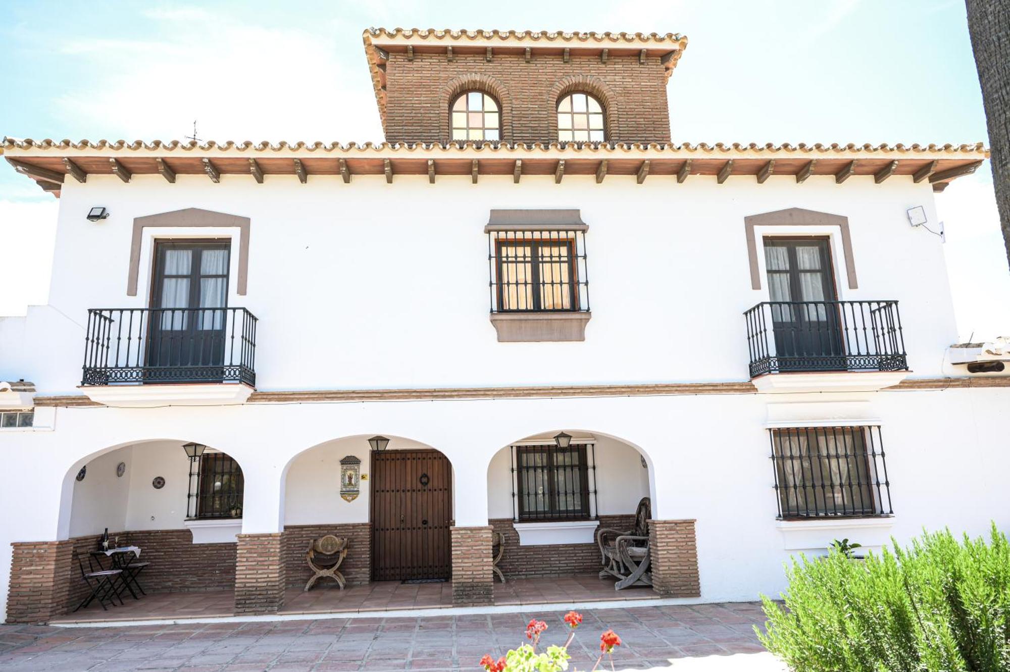 Amplia Con Precioso Jardin Cerca De Capital. Vakantiehuis