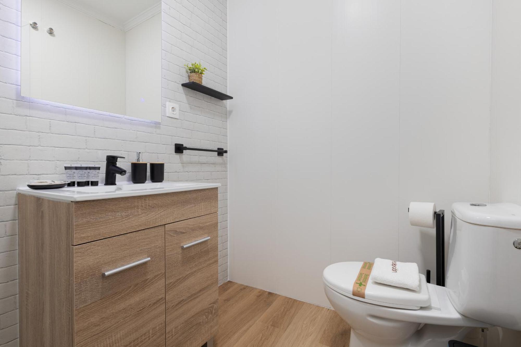 C21 Trendy 2 Bdr & Parking Downtown