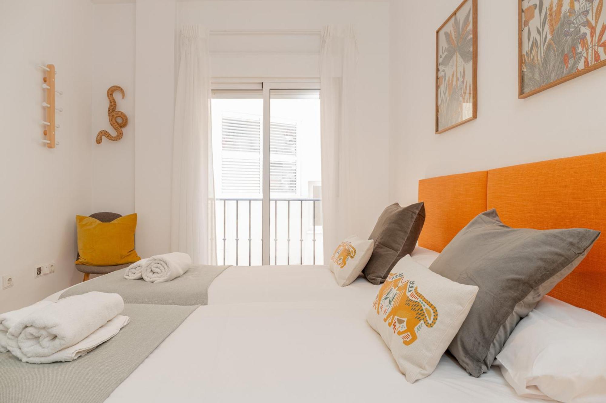 C21 Trendy 2 Bdr & Parking Downtown Apartment *