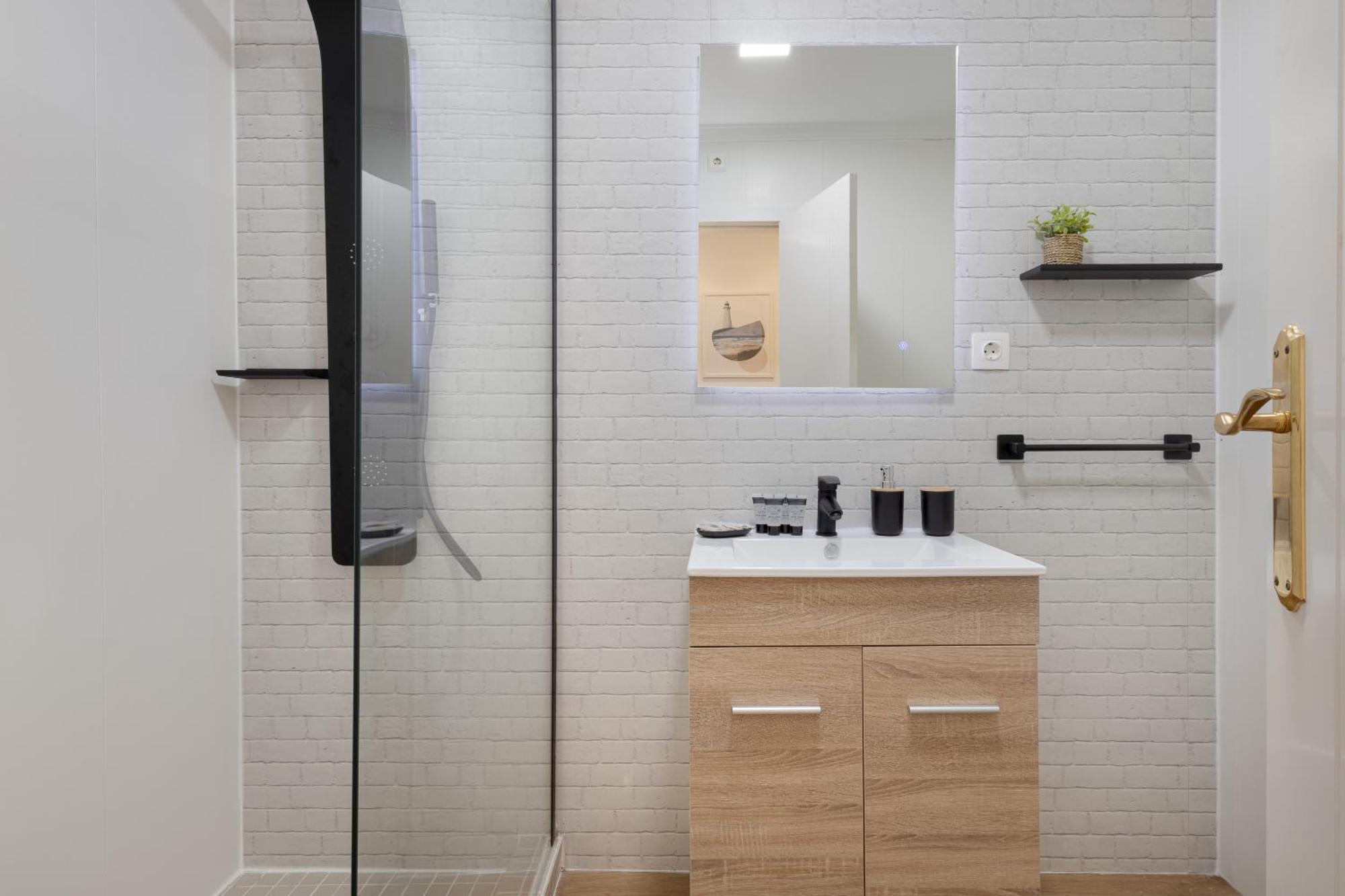 C21 Trendy 2 Bdr & Parking Downtown Apartment *