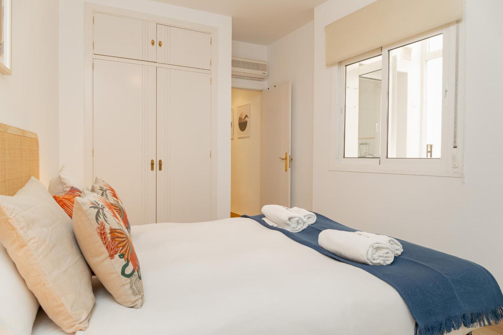 C21 Trendy 2 Bdr & Parking Downtown Apartment