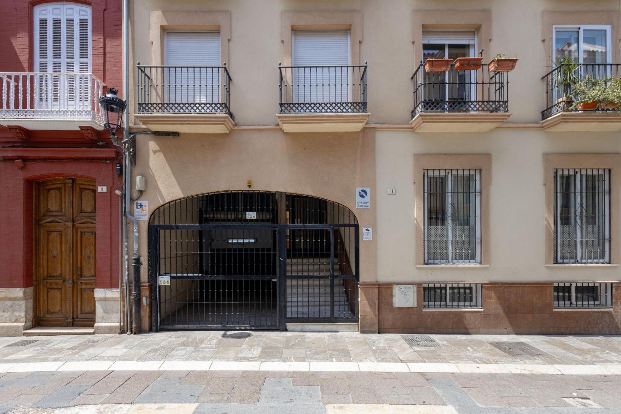 C21 Trendy 2 Bdr & Parking Downtown *