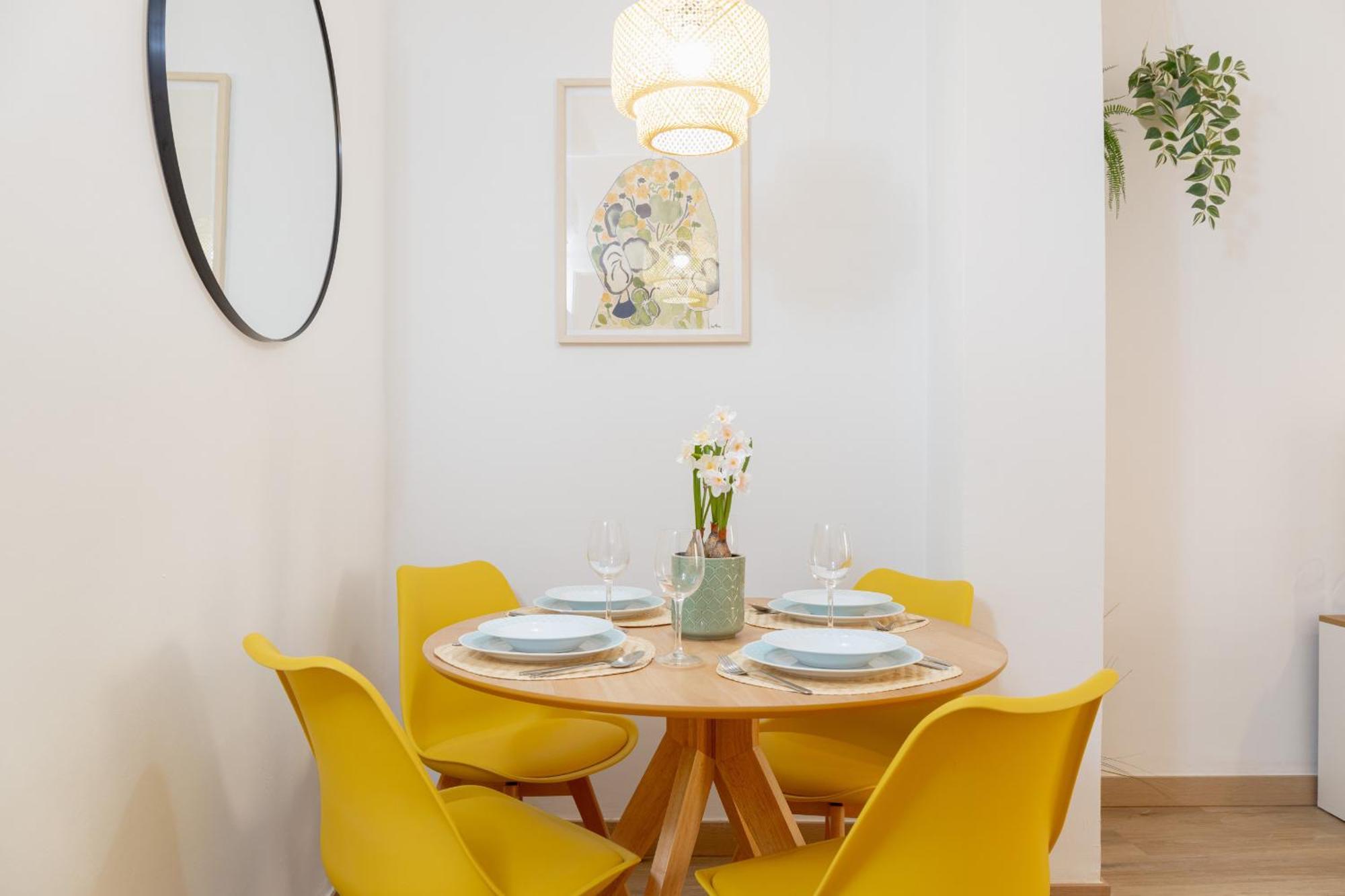 C21 Trendy 2 Bdr & Parking Downtown Apartment *