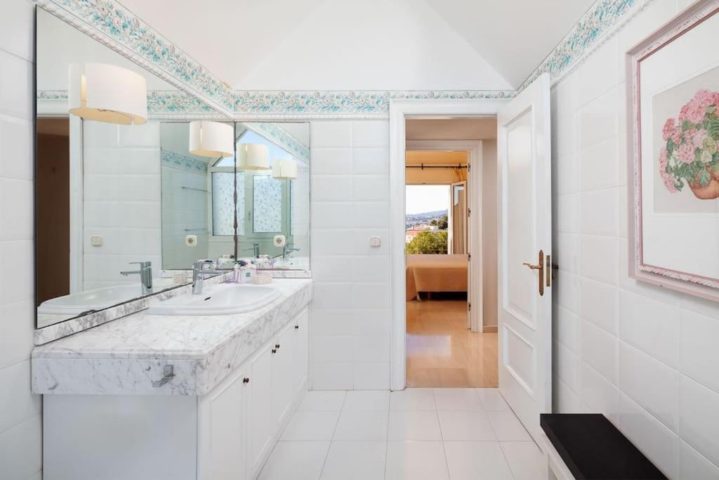 Luxury With Sea Views & Terrace By Rems Apartment