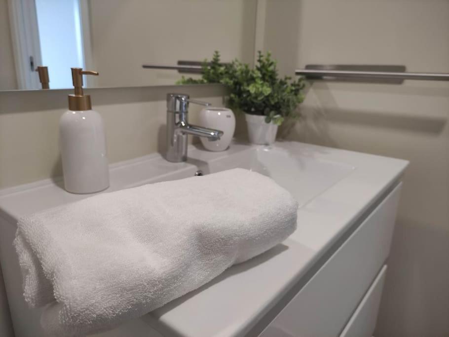 Apartment Nuevo, Disfruta Del Silencio, Familias Con Ninos, Aire Acondicionado, 2 Banos , Playa Benajarafe