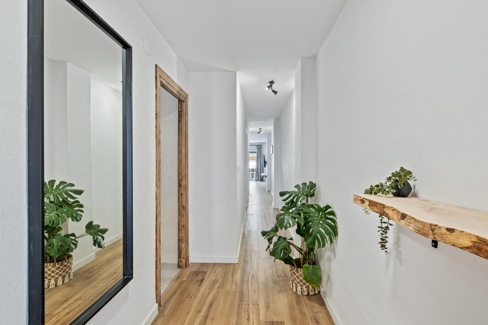 3 Dormitorios, 2 Banos Y Balcon Apartment *