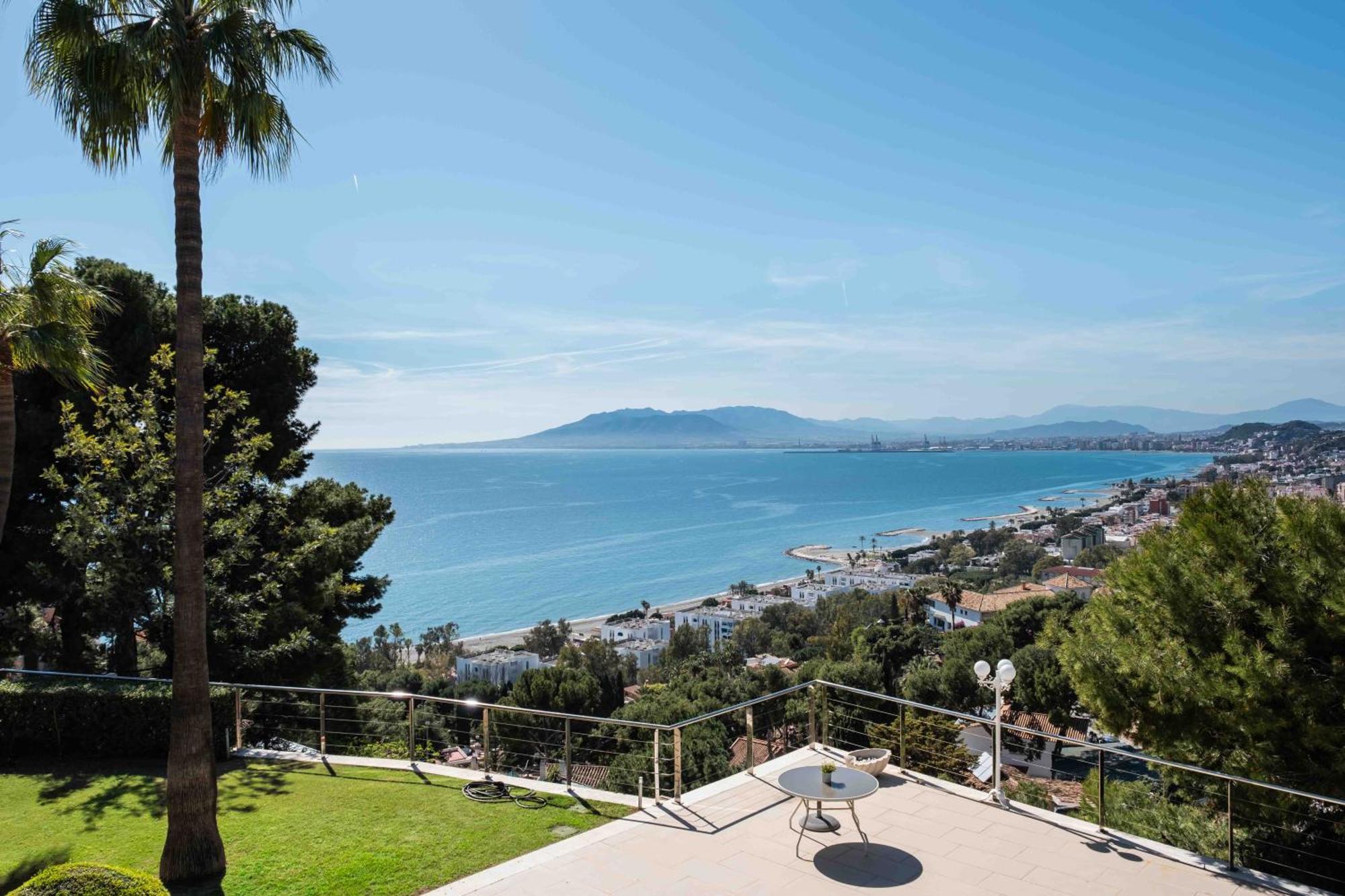 Luxury With Sea Views & Terrace By Rems Apartment *