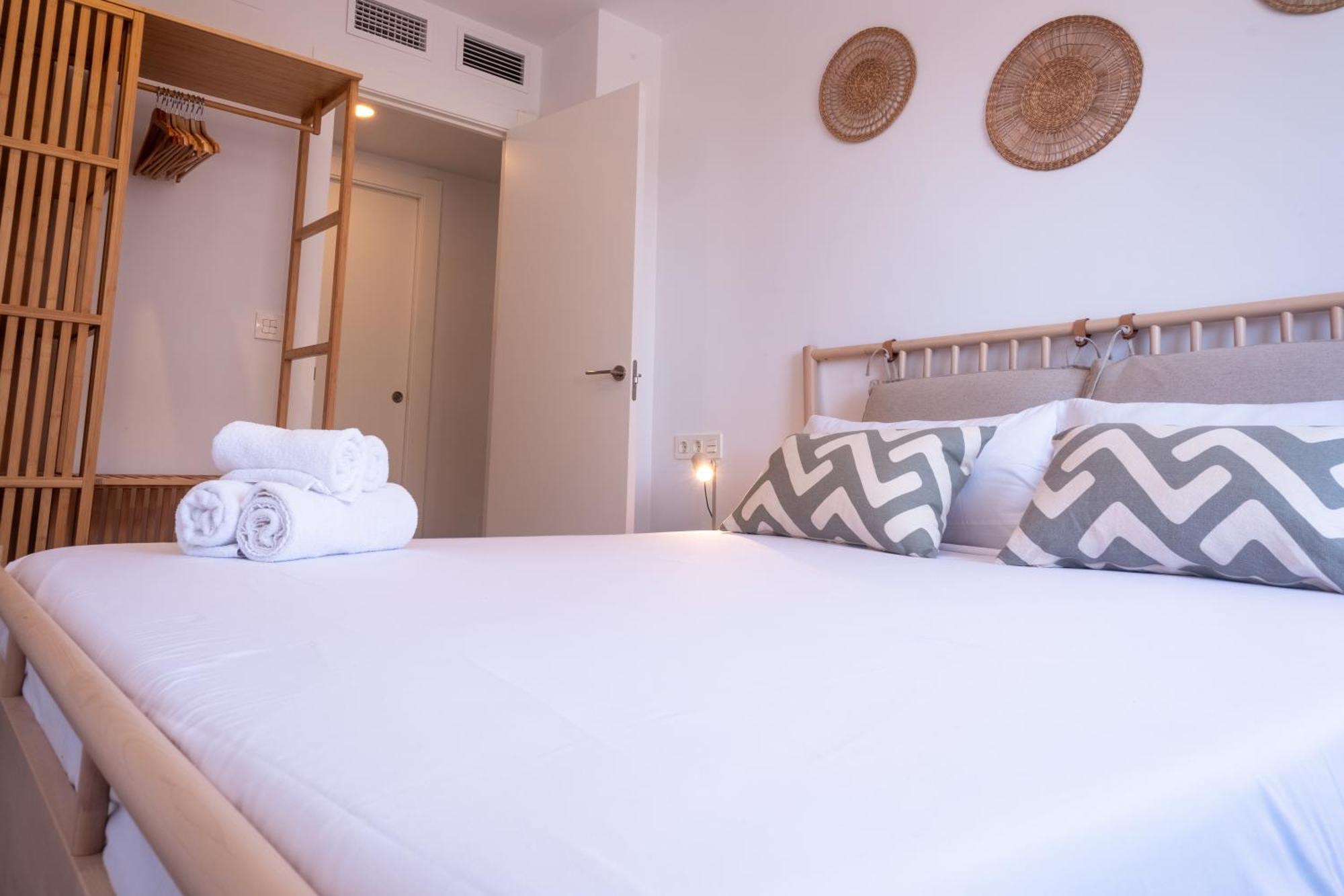 Bright With Views 3 Bedrooms 2 Bathrooms *