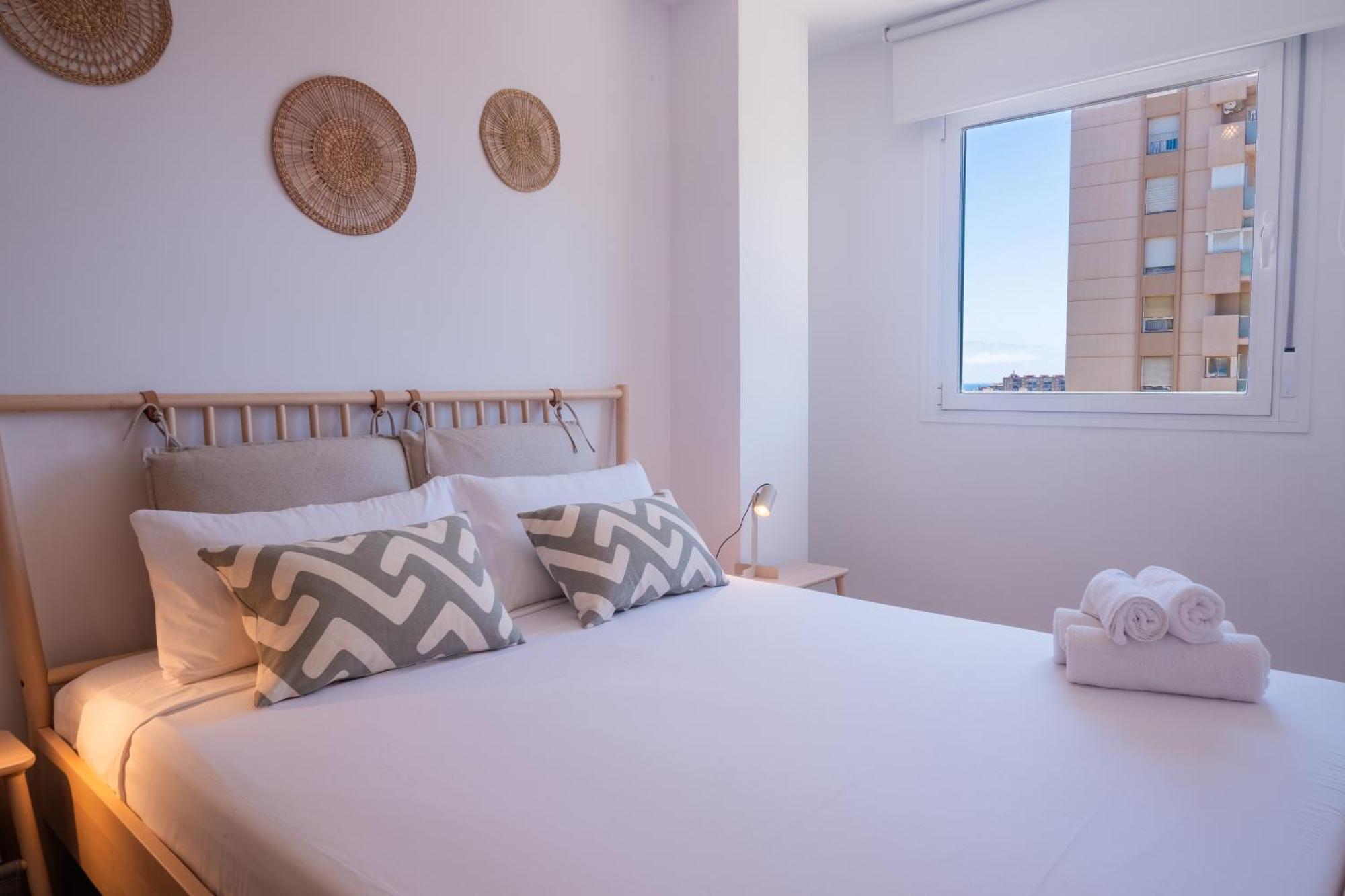 Bright With Views 3 Bedrooms 2 Bathrooms Apartment *